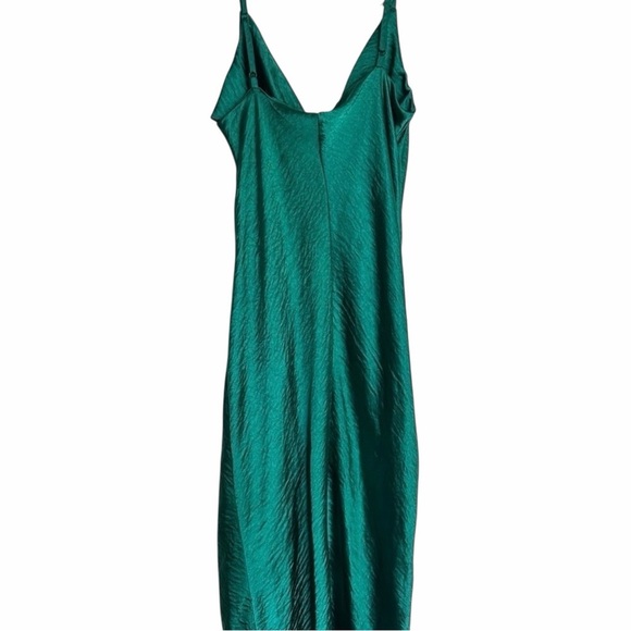 Elegant Green Dress - Picture 2 of 3